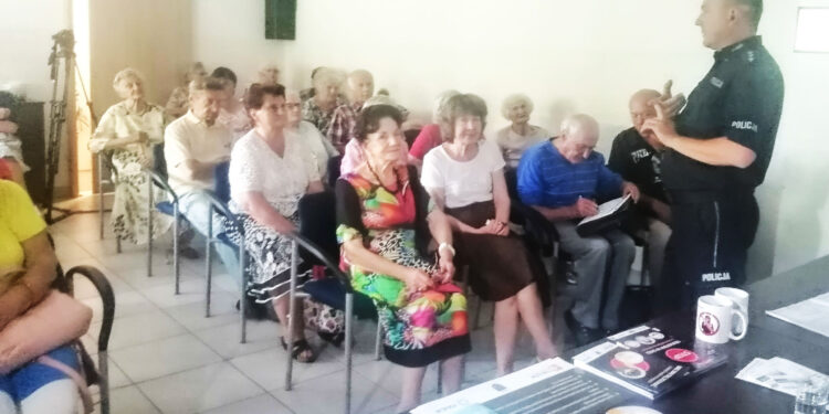 Stalowa Wola: O tym jak nie stać się ofiarą oszusta rozmawiano ze stalowowolskimi seniorami