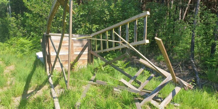 Mielec: Zniszczone ambony myśliwskie