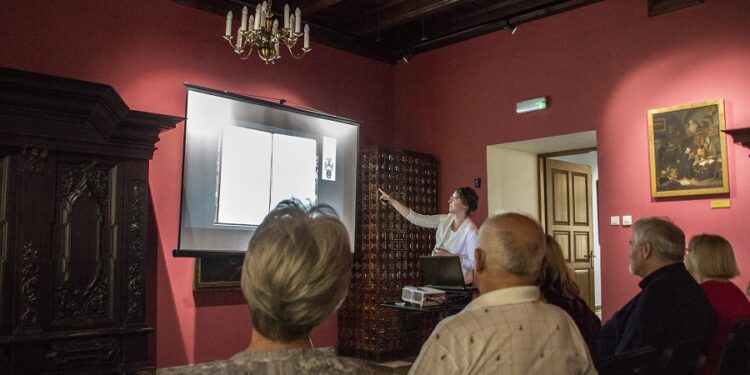 Tarnobrzeg. Tłumaczy z języka francuskiego dzienniki hrabiny. Odwiedziła miasto.