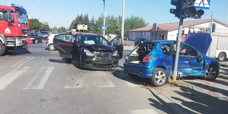 Tarnobrzeg: Zderzenie aut, kobieta trafiła do szpitala