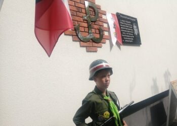 Sandomierz: Harcerze zaopiekują się tablicą poświęconą pamięci K.K Baczyńskiego.