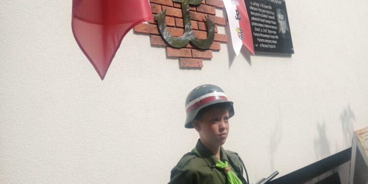Sandomierz: Harcerze zaopiekują się tablicą poświęconą pamięci K.K Baczyńskiego.