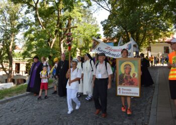 Sandomierz: Pielgrzymi wyruszyli na maryjny szlak.