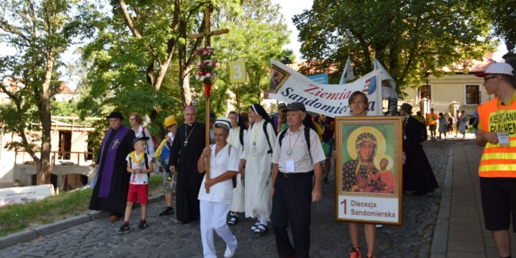 Sandomierz: Pielgrzymi wyruszyli na maryjny szlak.
