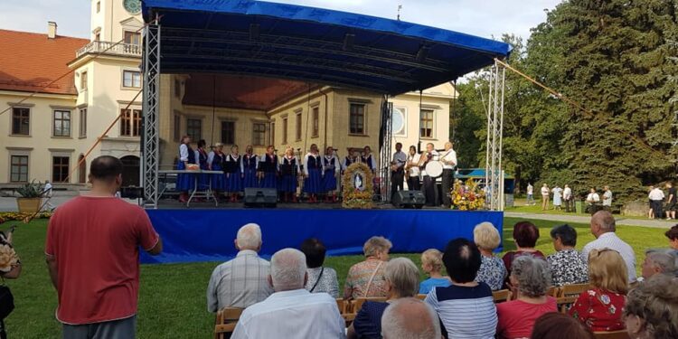 Tarnobrzeg. Dożynki przed zamkiem.