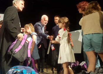 Tarnobrzeg. Finał akcji Caritas. Rozdano pół tysiąca plecaków z wyposażeniem.