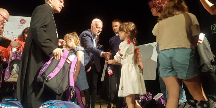 Tarnobrzeg. Finał akcji Caritas. Rozdano pół tysiąca plecaków z wyposażeniem.