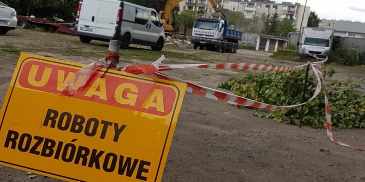 Tarnobrzeg. Prace rozbiórkowe przy ulicy Targowej.