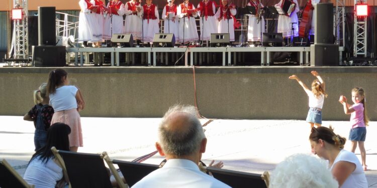 Nowa Dęba. Zespoły ludowe ponownie zaśpiewały przed publicznością