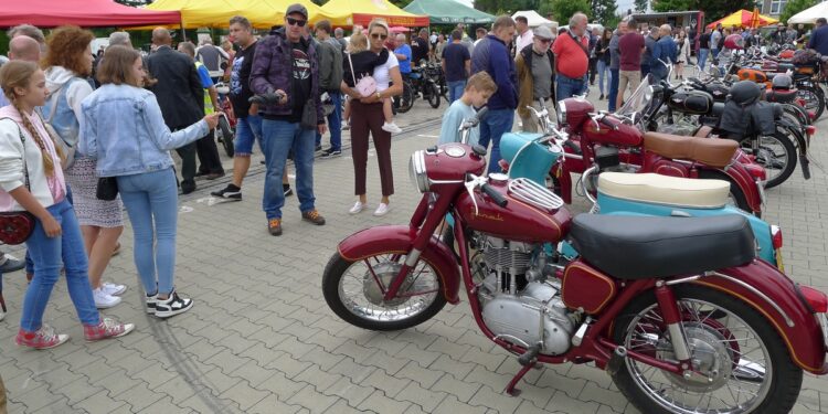 Grębów. Po raz szósty przyjechały stare motocykle