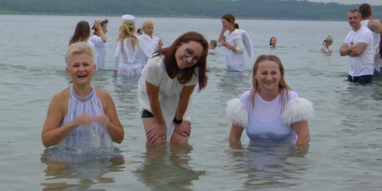 Tarnobrzeg. Weszli do Jeziora Tarnobrzeskiego o wschodzie słońca. W szczytnym celu