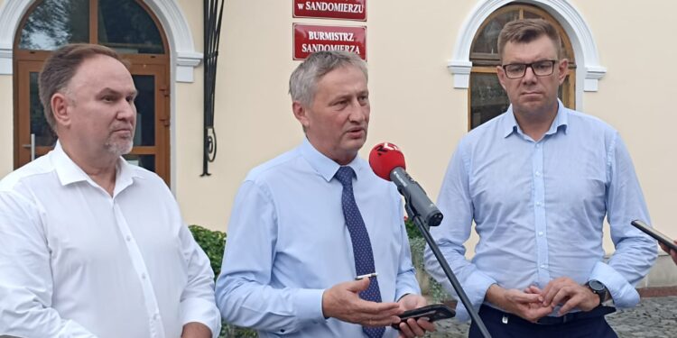 Sandomierz: Wojewoda wizytował zniszczenia po nocnej ulewie.