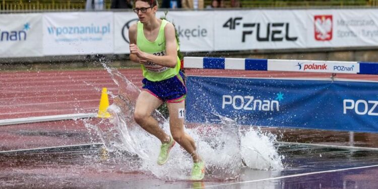 Sandomierz: Adam Kołodziej z Wisły Junior Sandomierz mistrzem Polski w biegu na 3000 m z przeszkodami.
