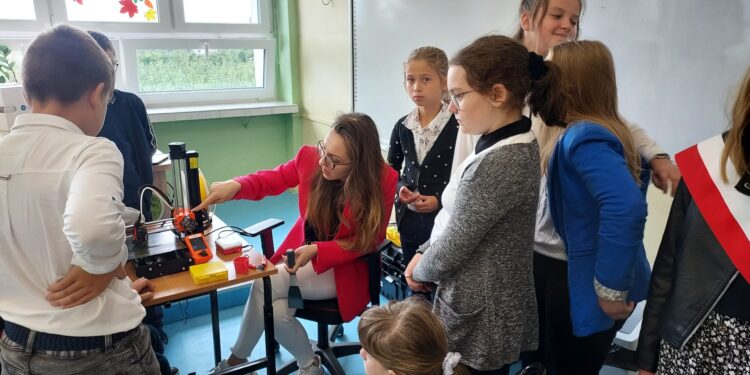 Zawierzbie: Wizyta ministra edukacji i nauki w Szkole Podstawowej.