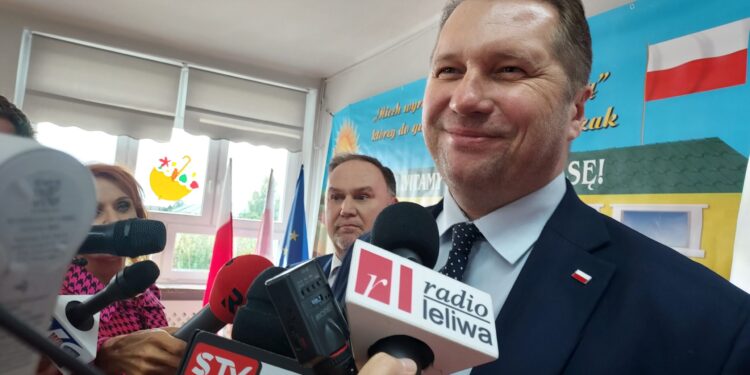 Zawierzbie: Wizyta ministra edukacji i nauki w Szkole Podstawowej.