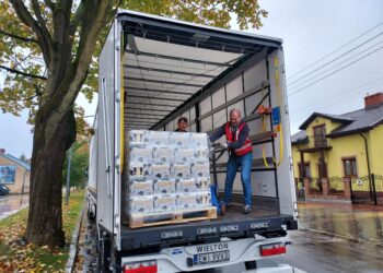 Sandomierz: Transport mleka i soku dotarł do punktu pomocy humanitarnej PCK.