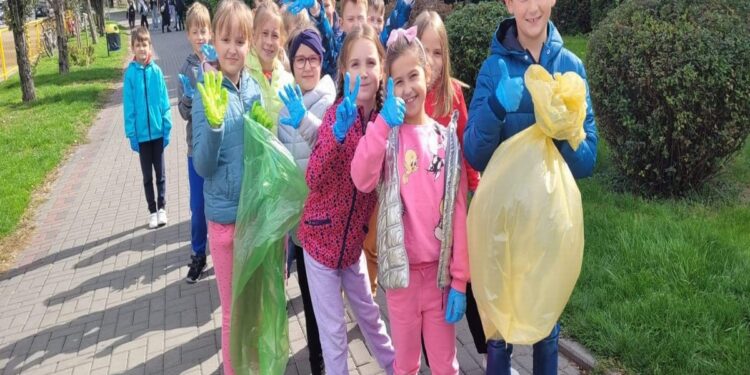 Tarnobrzeg. Dzieci z „Czwórki” sprzątają świat.