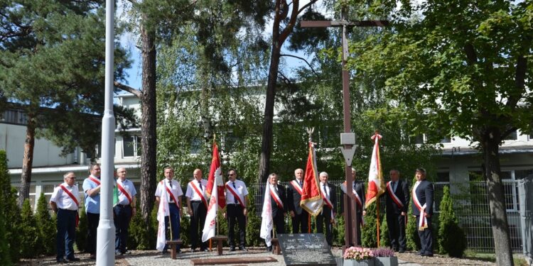 Stalowa Wola: Pod krzyżem przy Narzędziowni przypomnieli o Porozumieniach Sierpniowych