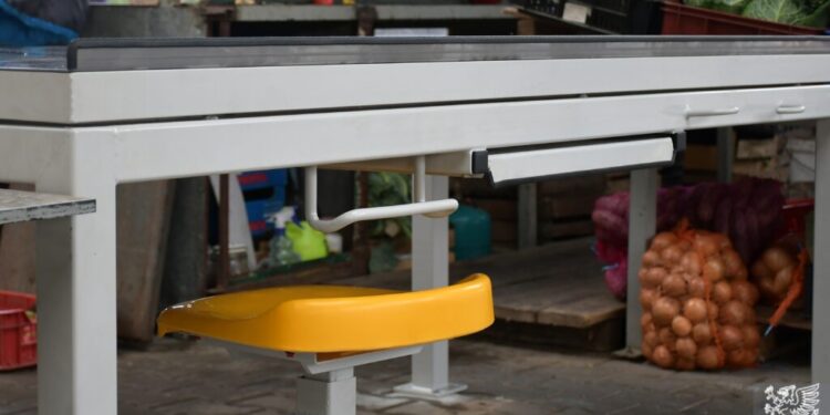 Dębica: Innowacyjne stoły już na dębickim targowisku