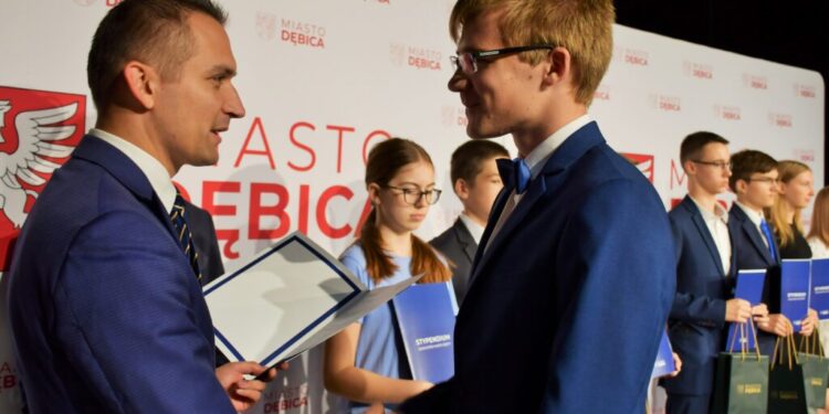 Dębica: Młodzi, zdolni ze stypendiami burmistrza