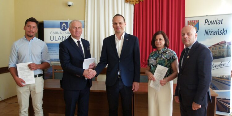 Bieliny,Ulanów: ścieżka pieszo-rowerowa przy drodze powiatowej połączy Bieliny z Ulanowem