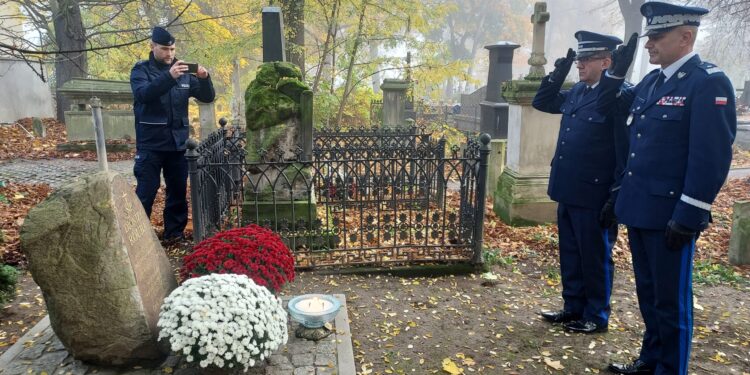 Sandomierz: Policja pamięta o funkcjonariuszach, którzy oddali życie na służbie.