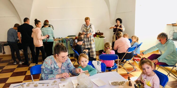 Sandomierz: „Entliczek, pentliczek, kolorowy sznureczek, krajka i paciorek…”.