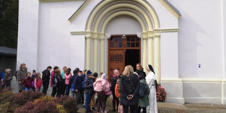 Tarnobrzeg. Uczniowie katolika pielgrzymowali do Matki Kolumby Róży Białeckiej