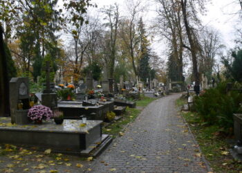 Sandomierz: Odwiedzasz groby bliskich? Zadbaj o swoje bezpieczeństwo.