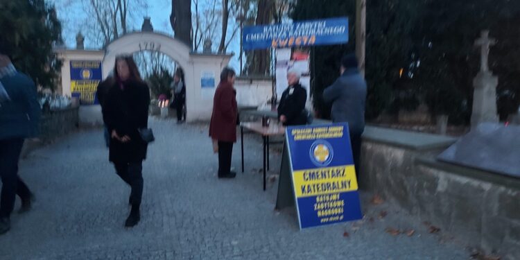 Sandomierz: Trwa kwesta na rzecz ratowania zabytkowych nagrobków.