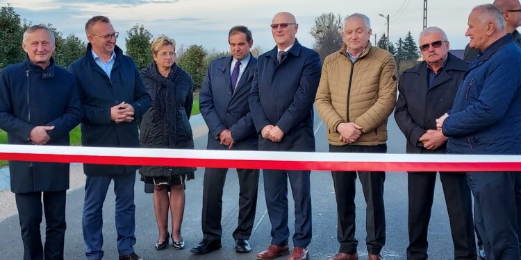 Chobrzany: Otwarcie przebudowanej drogi powiatowej.