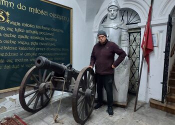 Sandomierz: Chorągiew Rycerstwa Ziemi Sandomierskiej opuszcza Kamienicę Oleśnickich.