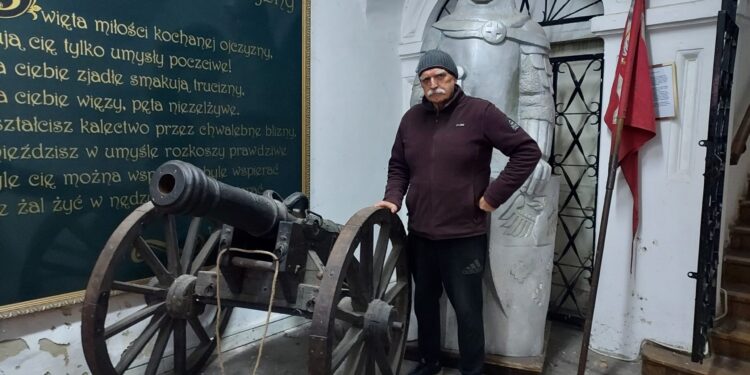 Sandomierz: Chorągiew Rycerstwa Ziemi Sandomierskiej opuszcza Kamienicę Oleśnickich.