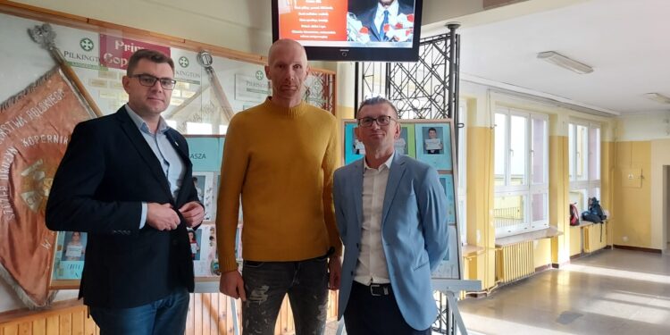Sandomierz: Legenda piłki ręcznej – Karol Bielecki spotkał się z uczniami szkół podstawowych.