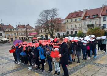 Sandomierz: Wielka żywa flaga powstała na rynku.