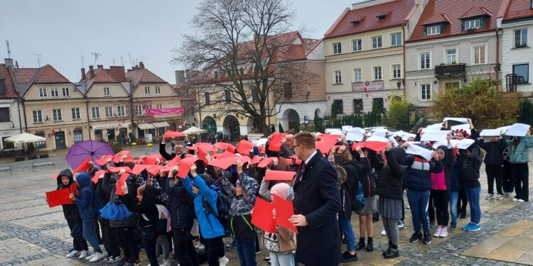 Sandomierz: Wielka żywa flaga powstała na rynku.