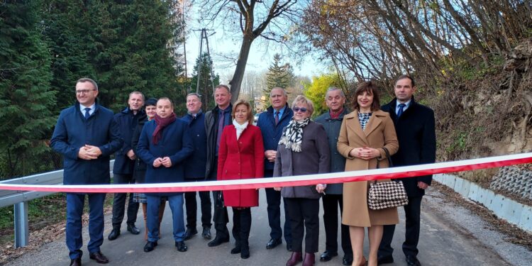 Nowy Kamień, Gierlachów: Szersza, bezpieczna i wygodna droga.