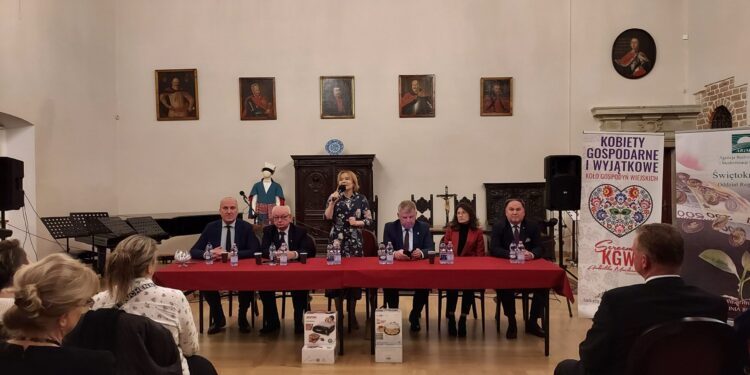 Sandomierz: Koła gospodyń wiejskich spotkały się z parlamentarzystami.