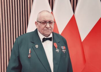 Kielce, Sandomierz: Krzyż Kawalerski Orderu Odrodzenia Polski dla pisarza Andrzeja Sarwy.