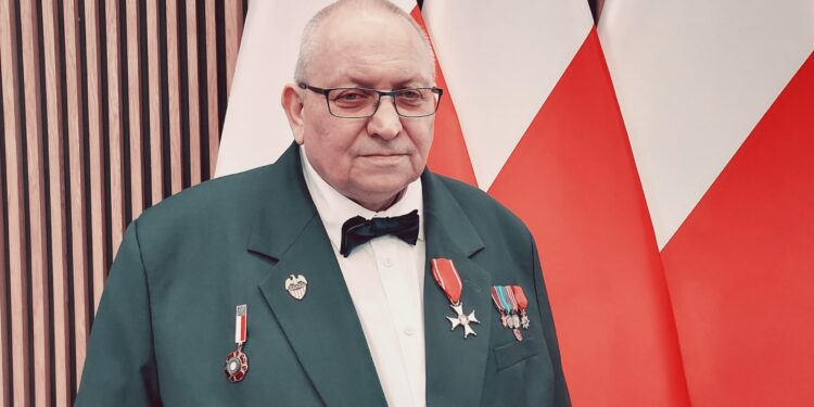 Kielce, Sandomierz: Krzyż Kawalerski Orderu Odrodzenia Polski dla pisarza Andrzeja Sarwy.