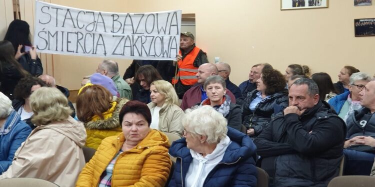 Tarnobrzeg. W Zakrzowie nie chcą masztu telefonii w pobliżu domów. Sprawa w toku.