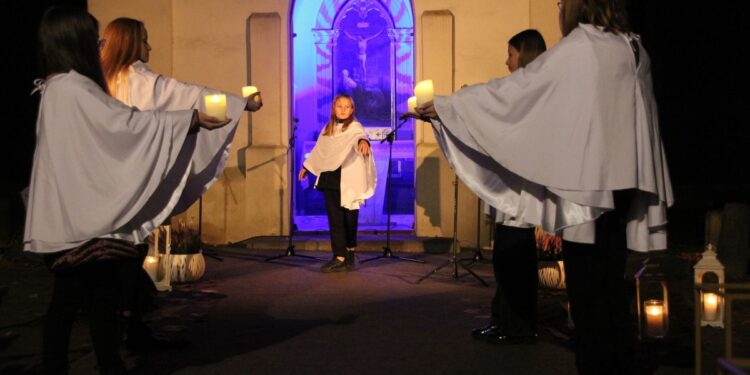 Tarnobrzeg. Niesamowity klimat na starym cmentarzu.