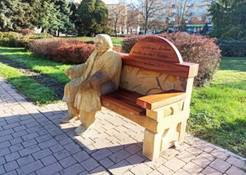 Tarnobrzeg. Ławeczki Słomki i Pawłowskiego jak nowe.