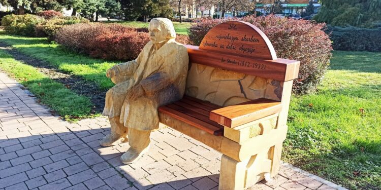 Tarnobrzeg. Ławeczki Słomki i Pawłowskiego jak nowe.