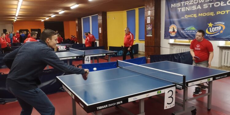 Tarnobrzeg. Niepełnosprawni uczniowie rywalizowali w tenisie stołowym
