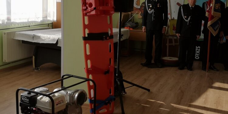 Staszów. OSP Kurozwęki z nowym sprzętem od Enei Połaniec