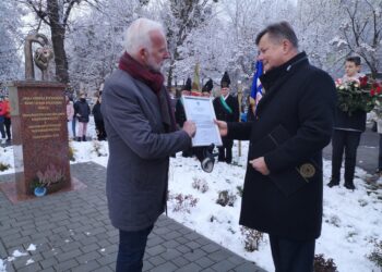 Tarnobrzeg. Trójka zaopiekuje się pomnikiem honorowych dawców krwi