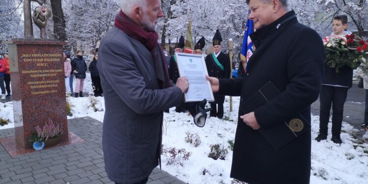 Tarnobrzeg. Trójka zaopiekuje się pomnikiem honorowych dawców krwi
