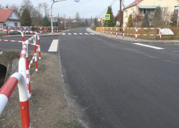 Baranów Sandomierski. Odświeżona droga przez zwałkę