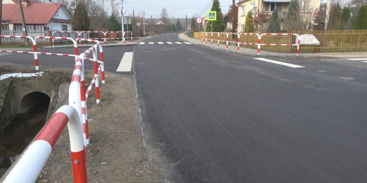 Baranów Sandomierski. Odświeżona droga przez zwałkę